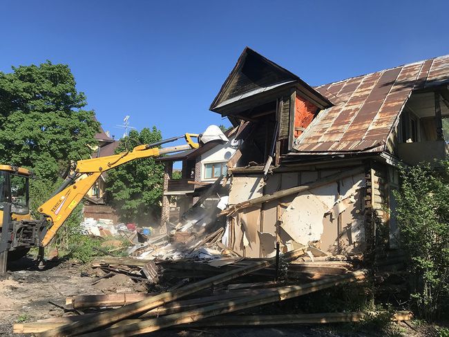 Снос старого дачного дома