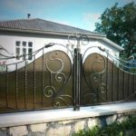 Кованые заборы (ограждения) для частных домов — выбираем свой стиль Кованые заборы (ограждения) для частных домов — выбираем свой стиль