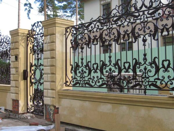 Кованые заборы (ограждения) для частных домов — выбираем свой стиль Кованые заборы (ограждения) для частных домов — выбираем свой стиль