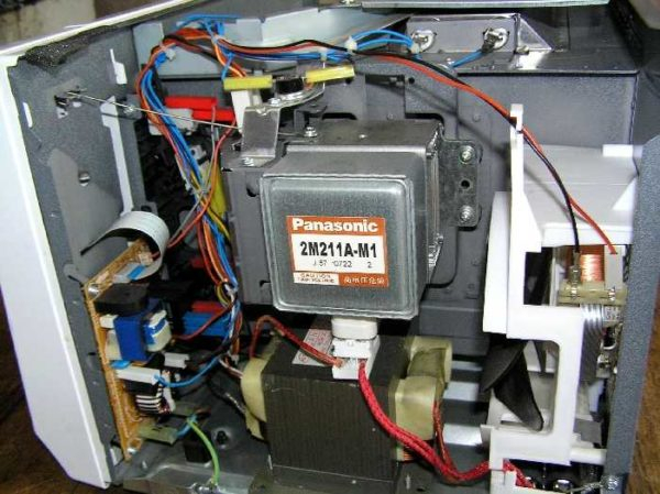 Что делать если микроволновка работает но не греет Что делать если микроволновка работает но не греет