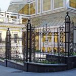 Кованые заборы (ограждения) для частных домов — выбираем свой стиль Кованые заборы (ограждения) для частных домов — выбираем свой стиль