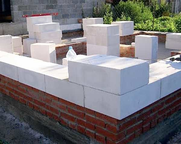 Дома из газобетонных и газосиликатных блоков: особенности строительства Дома из газобетонных и газосиликатных блоков: особенности строительства