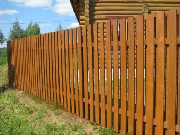 Решаем каким сделать забор из дерева Решаем каким сделать забор из дерева