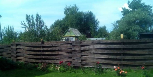 Плетень своими руками: из досок, прутьев, веток Плетень своими руками: из досок, прутьев, веток
