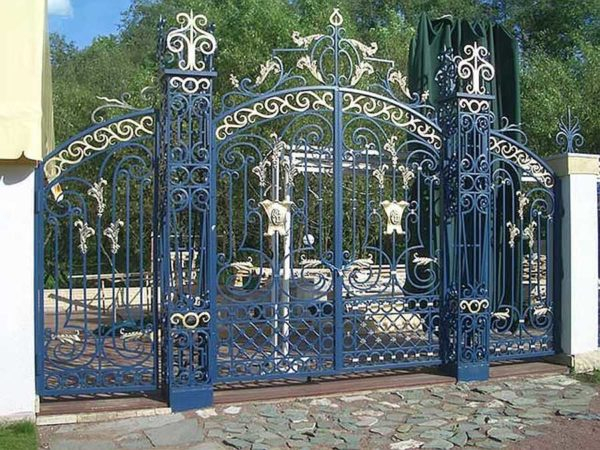 Кованые заборы (ограждения) для частных домов — выбираем свой стиль Кованые заборы (ограждения) для частных домов — выбираем свой стиль