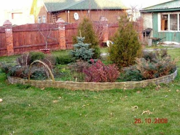 Плетень своими руками: из досок, прутьев, веток Плетень своими руками: из досок, прутьев, веток