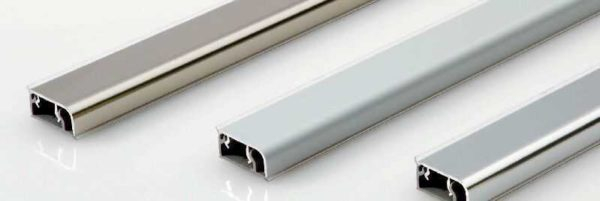 Плинтус из алюминия — виды и способы установки Плинтус из алюминия — виды и способы установки