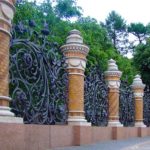 Кованые заборы (ограждения) для частных домов — выбираем свой стиль Кованые заборы (ограждения) для частных домов — выбираем свой стиль