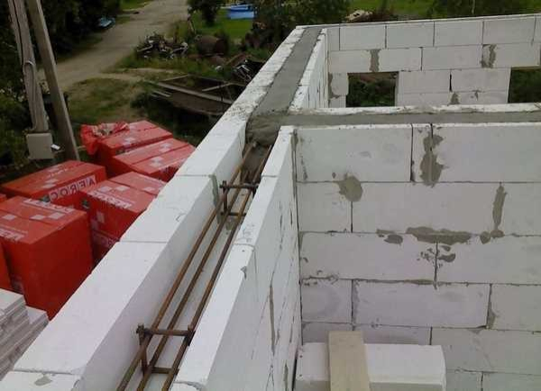 Дома из газобетонных и газосиликатных блоков: особенности строительства Дома из газобетонных и газосиликатных блоков: особенности строительства