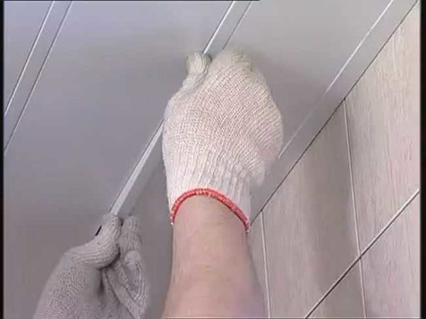 Подвесной потолок из алюминиевых реек Подвесной потолок из алюминиевых реек
