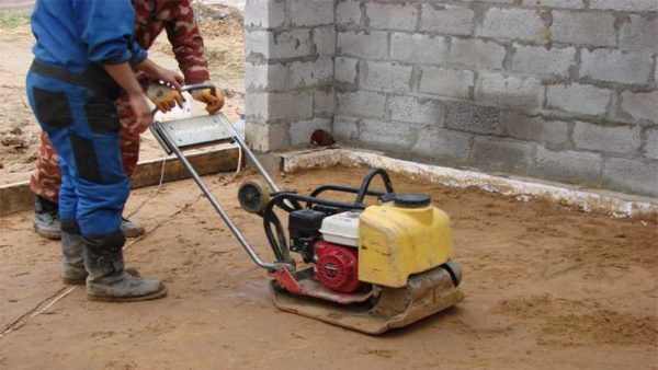 Как залить пол в гараже бетоном