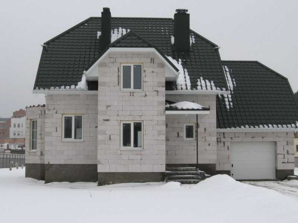 Дома из газобетонных и газосиликатных блоков: особенности строительства Дома из газобетонных и газосиликатных блоков: особенности строительства