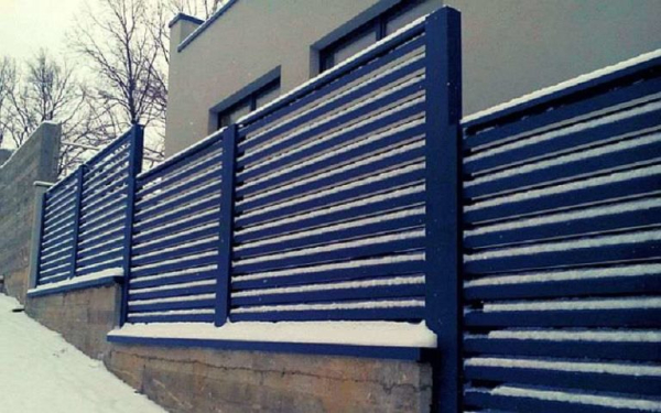 Как сделать забор на участке с уклоном Как сделать забор на участке с уклоном